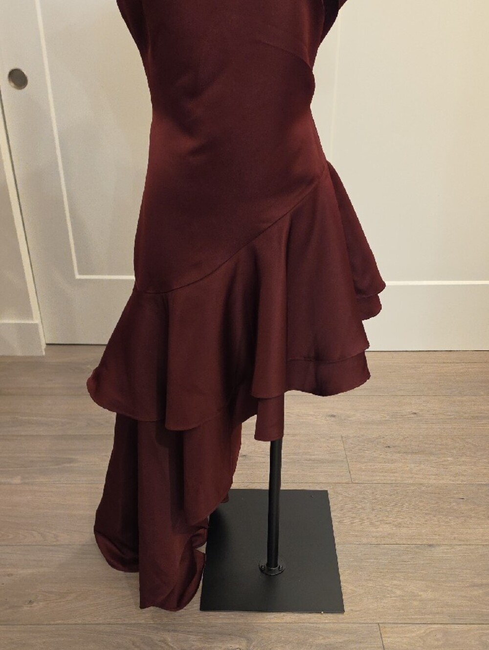 Elliatt Livia gorgeous gown with a One-Shoulder Ruffle in berry size M NWTS - Picture 6 of 13